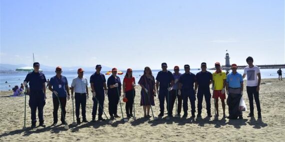 ALANYA BELEDİYESİ PLAJDA DENİZ ÇÖPLERİ İZLEME PROGRAMI KAPSAMINDA KATEGORİZE ÇALIŞMASI YAPTI