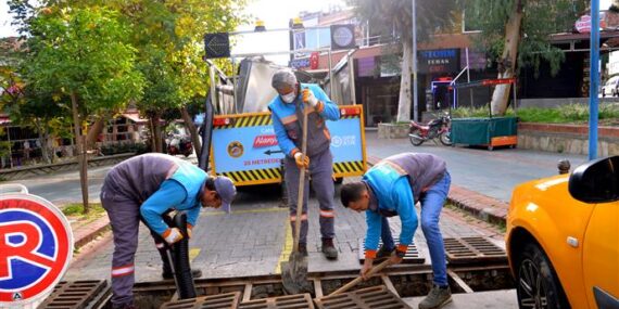 ALANYA BELEDİYESİ KENDİ ÜRETTİĞİ ARAÇ İLE ŞEHİRDEKİ TÜM MAZGALLARI TEMİZLEDİ