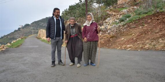 YAŞLI VE ENGELLİ ÇİFTİN YOL SORUNUNU BAŞKAN YÜCEL ÇÖZDÜ