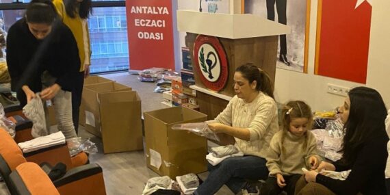 Alanyalı eczacılardan depremzedelere kolilerce yardım