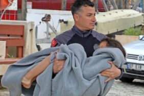 turistler_antalya_da_sorf_tahtasiyla_aciga_suruklendi_h76402_a8b67