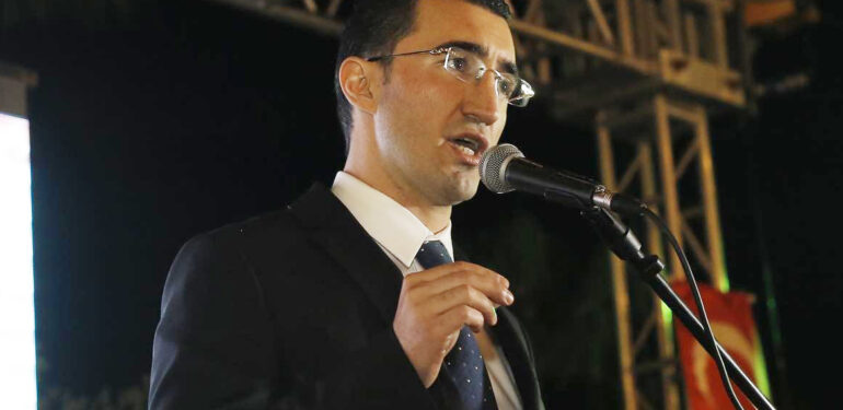 KAHYA, VERDİĞİ İFTAR DAVETİNDE KUCAKLADI