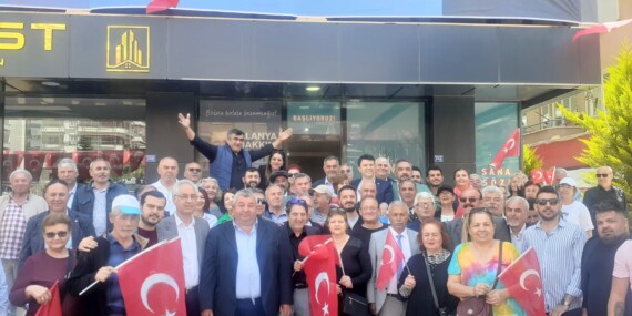 CHP MAHMUTLAR’DA GÖRKEMLİ AÇILIŞ