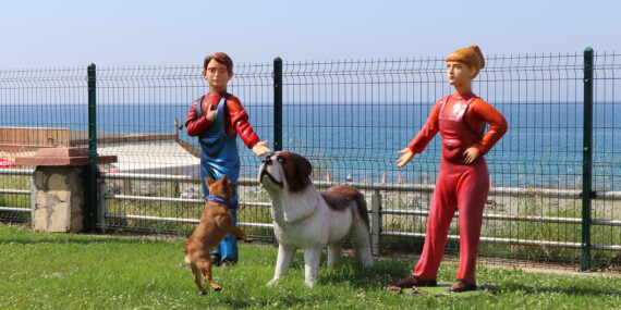 MAHMUTLARDA KÖPEKLER İÇİN SAHİL MANZARALI PARK