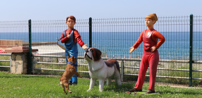 MAHMUTLARDA KÖPEKLER İÇİN SAHİL MANZARALI PARK