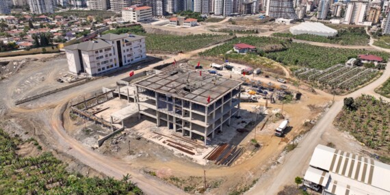 MAHMUTLAR KÜLTÜR VE ETÜT MERKEZİ’NDE SON BETON DÖKÜMÜ GERÇEKLEŞTİRİLDİ