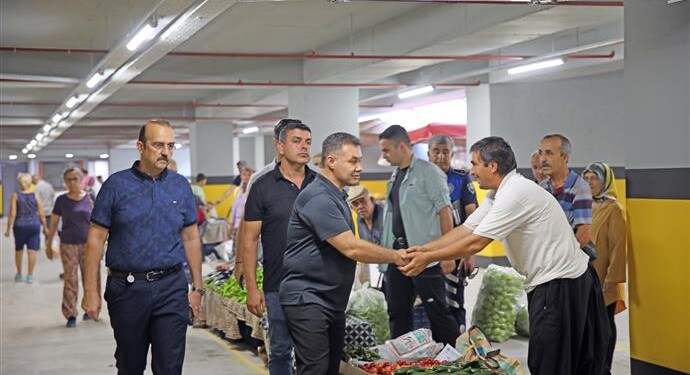 BAŞKAN YÜCEL CUMA PAZARI’NDA ESNAF VE VATANDAŞLARLA BİR ARAYA GELDİ