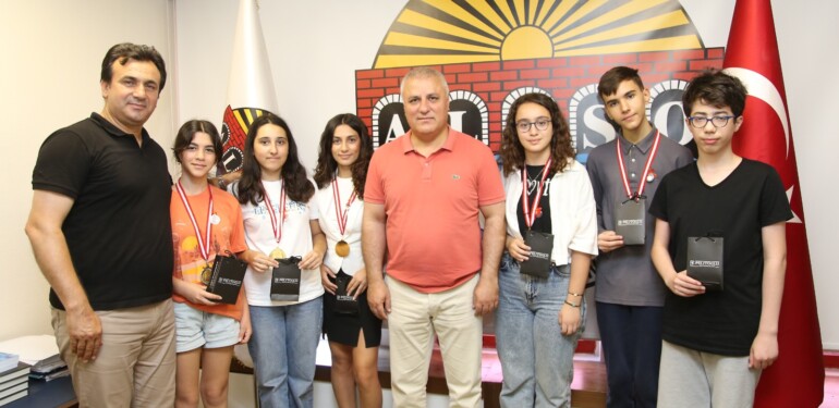 BAŞKAN ERDEM ŞAMPİYONLARI AĞIRLADI