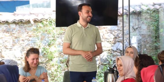 MUSTAFA TOKLU AK KADINLARLA KAHVALTIDA BULUŞTU