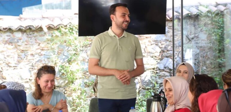 MUSTAFA TOKLU AK KADINLARLA KAHVALTIDA BULUŞTU
