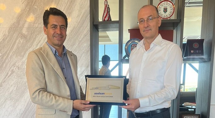 ASELSAN’DAN REFİK ÖZDEMİR’E PLAKET