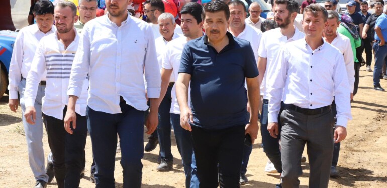 AK PARTİ GEVNE ŞENLİĞİNE ÇIKARMA YAPTI