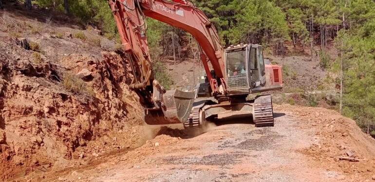 BÜYÜKŞEHİR’DEN KIRSAL MAHALLE YOLLARINA BAKIM ONARIM ÇALIŞMALARI YAPILIYOR