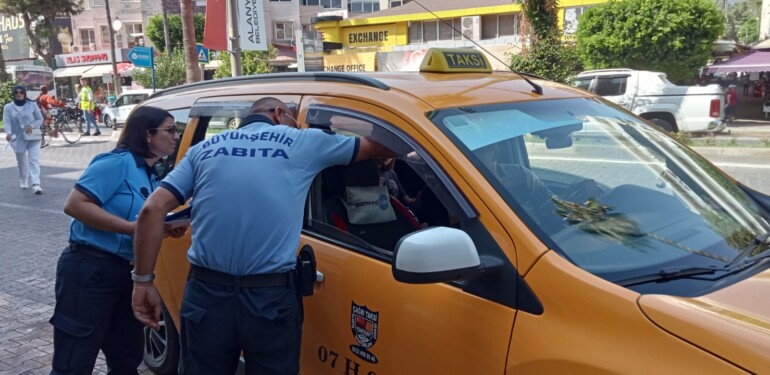 ALANYA’DA TAKSİ VE OTOBÜS DENETİMLERİ SÜRÜYOR