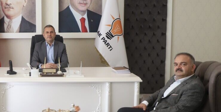 AK PARTİ’YE BAŞKAN YERİNE VEKİLİ GİTTİ