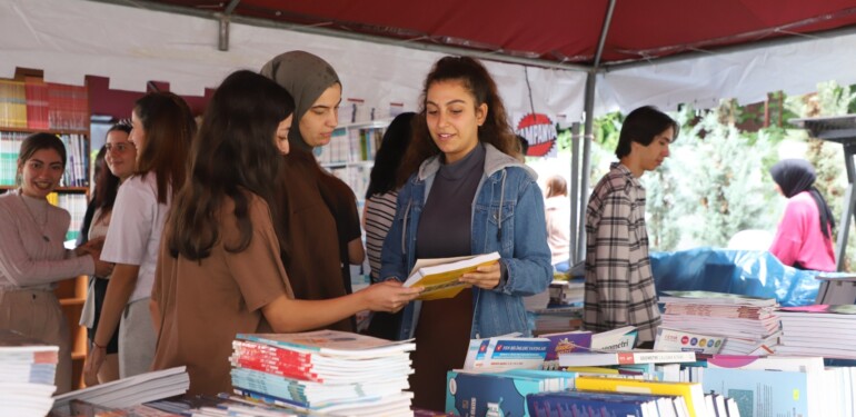 BELEDİYEDEN UCUZ KİTAP FUARI