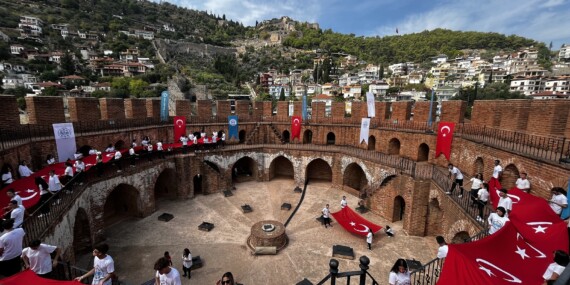 ALKÜ’DEN BAYRAK ŞÖLENİ