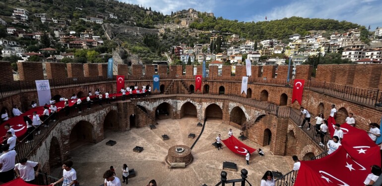 ALKÜ’DEN BAYRAK ŞÖLENİ