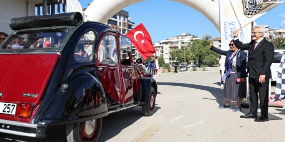 Klasik otomobiller kız çocukları için yola çıktı