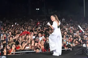 antalya-da-sertab-erener-li-gorkemli-kutlama-1698557565-662-x750