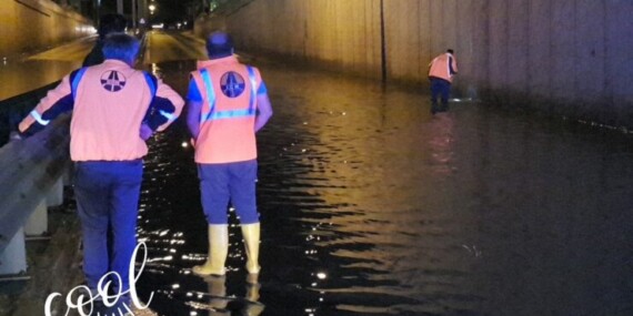 ALANYA’DA POLİSLERİN SU DOLU ALT GEÇİTTE TRAFİK ÇİLESİ