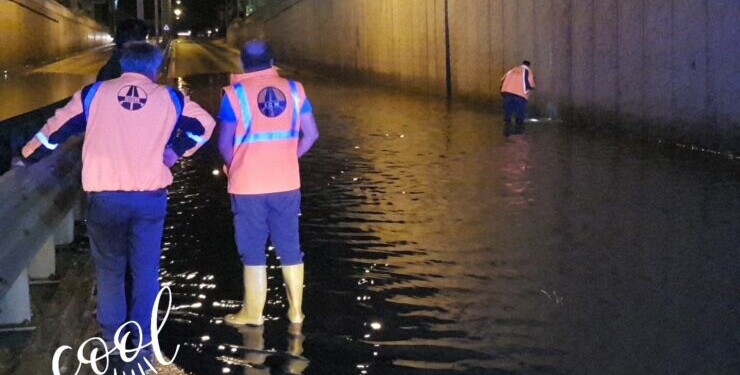 ALANYA’DA POLİSLERİN SU DOLU ALT GEÇİTTE TRAFİK ÇİLESİ