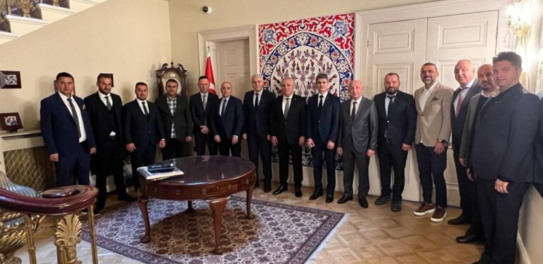 BAŞKAN ERDEM İNGİLTERE’DE ALANYA’YI TANITIYOR