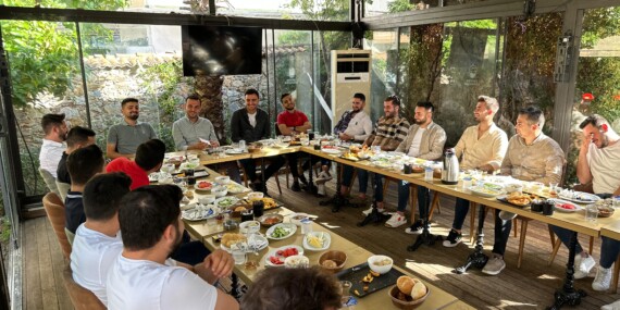 Toklu “Gençlerle iletişimimiz, karşılıklı anlayış, saygı ve sevgi temelinde devam edecektir”