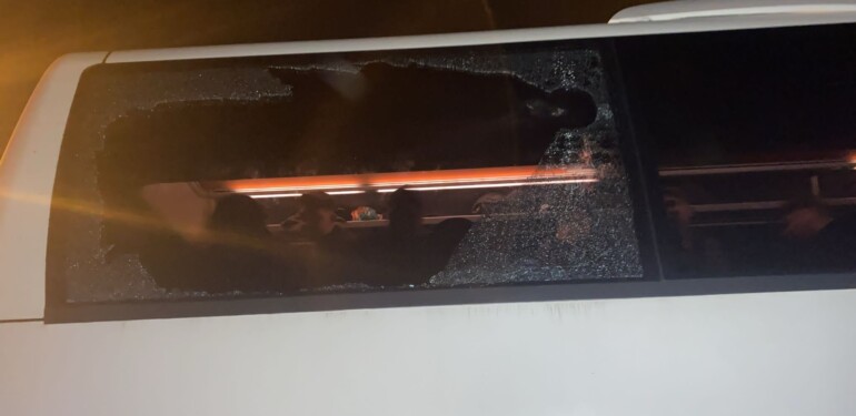 Alanyasporlu taraftarları taşıyan otobüslere taşlı saldırı