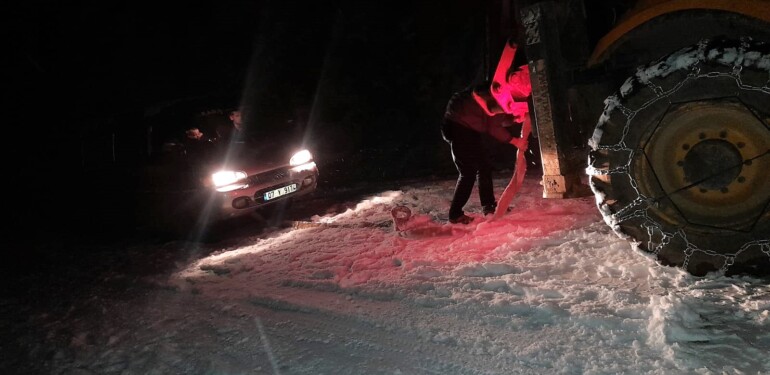 KARDA MAHSUR KALAN VATANDAŞLARI BÜYÜKŞEHİR EKİPLERİ  KURTARDI