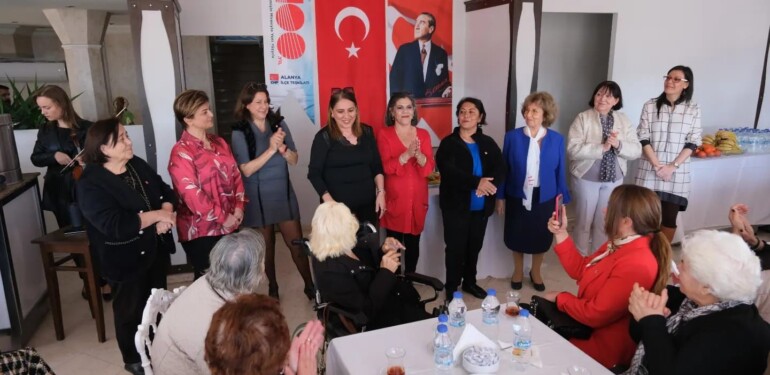 Kadınlardan Özçelik’e tam destek