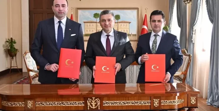MAAŞINI OKULLARA BAĞIŞLADI