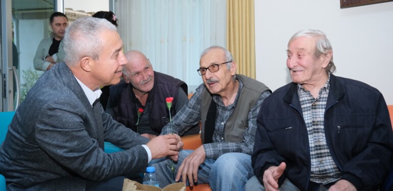 Huzurevi sakinlerinden Özçelik’e “Bizleri siz mutlu edeceksiniz”