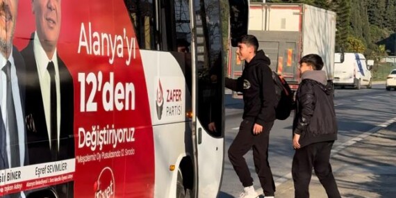 DR. BİNER OTOSTOP ÇEKEN ÖĞRENCİLERİ SEÇİM OTOBÜSÜNE ALDI