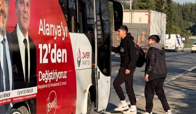 DR. BİNER OTOSTOP ÇEKEN ÖĞRENCİLERİ SEÇİM OTOBÜSÜNE ALDI