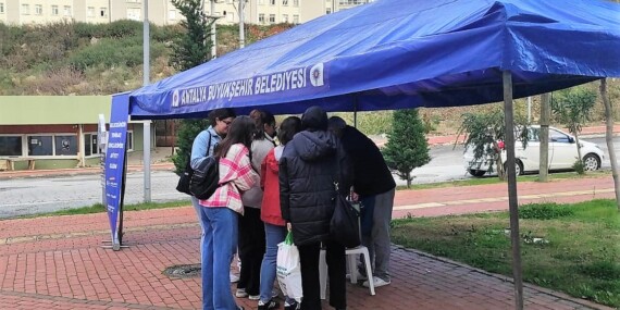 Büyükşehir’den üniversitelilere çorba ikramı