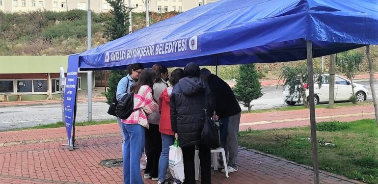 Büyükşehir’den üniversitelilere çorba ikramı