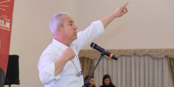 DEMİRTAŞ’TA CEKETİNİ ÇIKARIP KOLLARINI SIVAYAN ÖZÇELİK: “BİZ BU SEÇİMİ KAZANDIK”