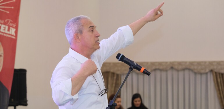 DEMİRTAŞ’TA CEKETİNİ ÇIKARIP KOLLARINI SIVAYAN ÖZÇELİK: “BİZ BU SEÇİMİ KAZANDIK”