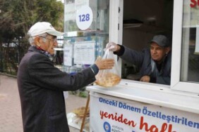 RAMAZAN PİDESİ HALK EKMEK BÜFELERİNDE ANTALYA'DA 9 LİRADAN SATILAN PİDELER VATANDAŞTAN YOĞUN İLGİ GÖRÜYOR