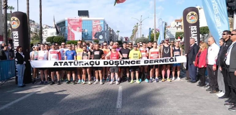 ALANYA’DA ATATÜRK HALK KOŞUSU VE YARI MARATONU TAMAMLANDI