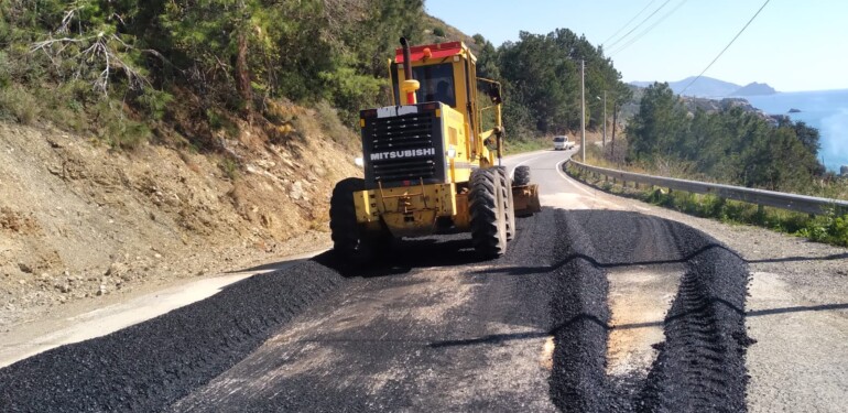 ALANYA’NIN FARKLI MAHALLELERİNDE YOLLARA BAKIM VE ALT YAPI ÇALIŞMALARI DEVAM EDİYOR