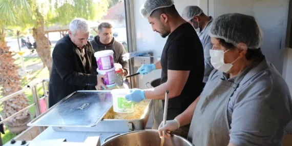 MOBİL AŞEVİ TIRI’NDAN MAHALLELERE SICAK YEMEK
