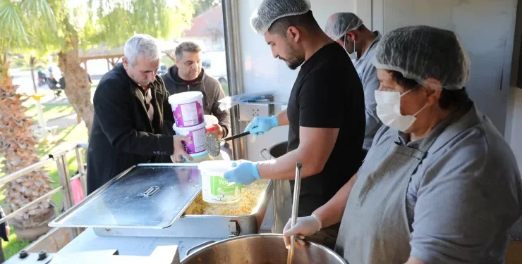 MOBİL AŞEVİ TIRI’NDAN MAHALLELERE SICAK YEMEK