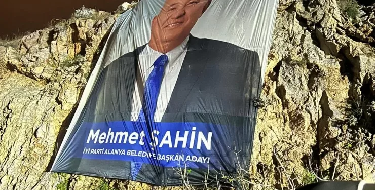 ŞAHİN’İN PANKARTINA SALDIRDILAR