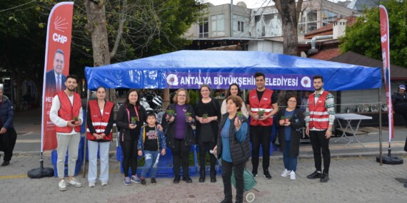 Böcek, kadınlar gününü aşk çiçeği ile kutladı
