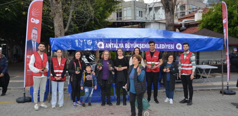 Böcek, kadınlar gününü aşk çiçeği ile kutladı