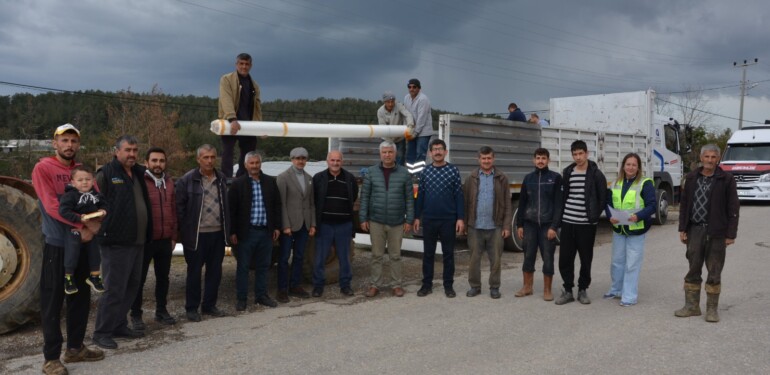 BAŞKAN BÖCEK ZOR GÜNDE ÜRETİCİNİN YANINDA