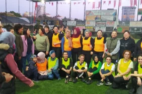 futbola-anne-eli-deydi