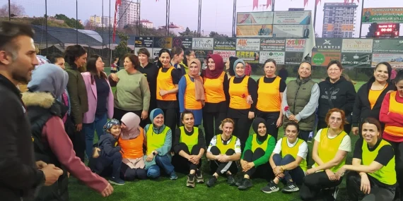 Mahmutlar’da futbola anne eli değdi